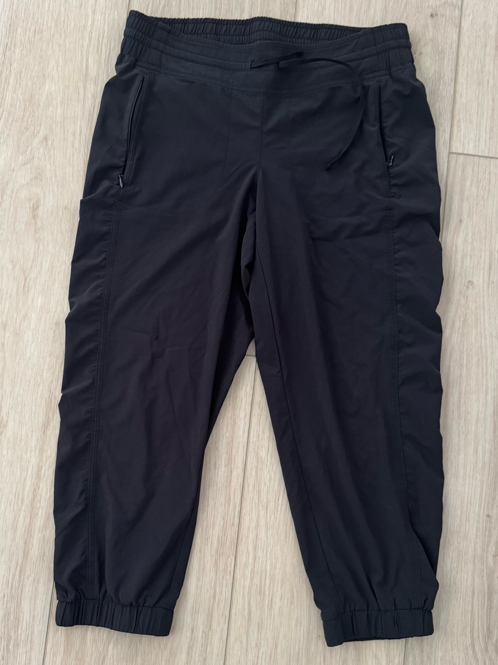 Athleta women’s size 8 black cropped ruched joggers hiking athletic pants EUC!